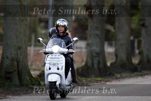 Bussum 1 april 2008
Linda de Mol en Jeroen Rietbergen met Noa en Julian bij de videotheek en daarna op de fiets en de vespa scooter.
Peter Smulders bv