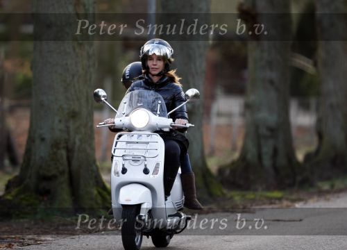 Bussum 1 april 2008
Linda de Mol en Jeroen Rietbergen met Noa en Julian bij de videotheek en daarna op de fiets en de vespa scooter.
Peter Smulders bv