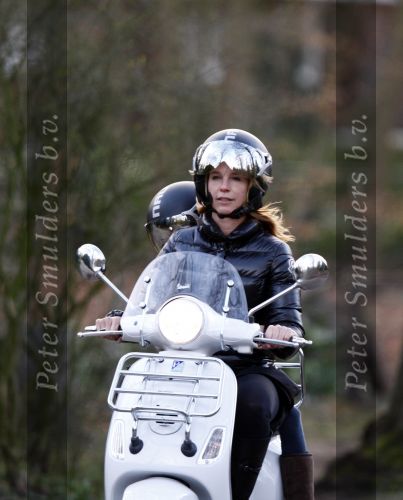 Bussum 1 april 2008
Linda de Mol en Jeroen Rietbergen met Noa en Julian bij de videotheek en daarna op de fiets en de vespa scooter.
Peter Smulders bv