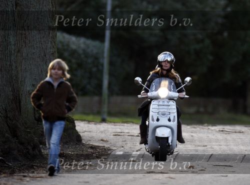 Bussum 1 april 2008
Linda de Mol en Jeroen Rietbergen met Noa en Julian bij de videotheek en daarna op de fiets en de vespa scooter.
Peter Smulders bv