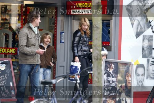 Bussum 1 april 2008
Linda de Mol en Jeroen Rietbergen met Noa en Julian bij de videotheek en daarna op de fiets en de vespa scooter.
Peter Smulders bv