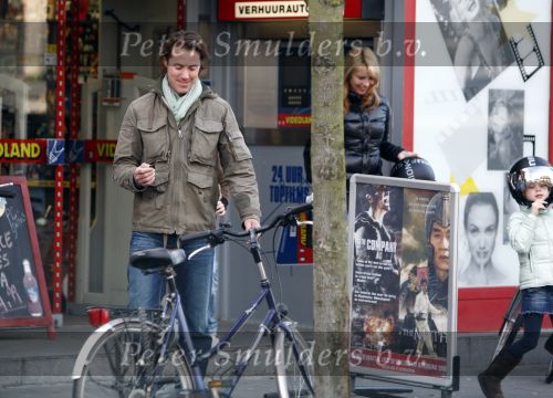 Bussum 1 april 2008
Linda de Mol en Jeroen Rietbergen met Noa en Julian bij de videotheek en daarna op de fiets en de vespa scooter.
Peter Smulders bv