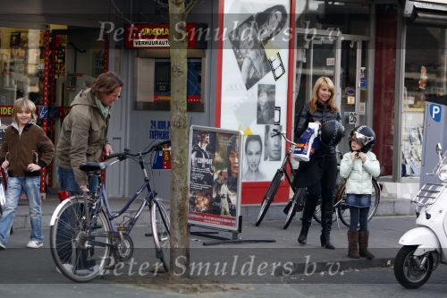 Bussum 1 april 2008
Linda de Mol en Jeroen Rietbergen met Noa en Julian bij de videotheek en daarna op de fiets en de vespa scooter.
Peter Smulders bv