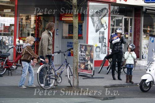 Bussum 1 april 2008
Linda de Mol en Jeroen Rietbergen met Noa en Julian bij de videotheek en daarna op de fiets en de vespa scooter.
Peter Smulders bv