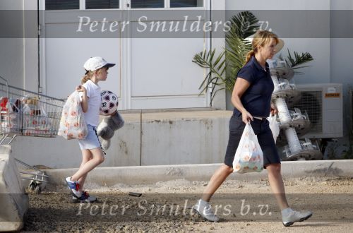 Vale do lobo 5 mei 2008
Linda de Mol en haar dochter Noa boodschappen aan het doen.
Peter Smulders bv