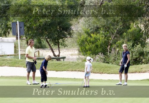 Faro 5 mei 2008
Linda de Mol Julian Noah en Jeroen Rietbergen aan het golfen tijdens hun vakantie op vale do lobo.
Peter Smulders bv