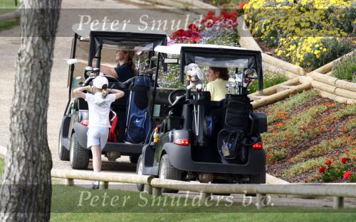 Faro 5 mei 2008
Linda de Mol Julian Noah en Jeroen Rietbergen aan het golfen tijdens hun vakantie op vale do lobo.
Peter Smulders bv