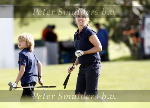 Faro 5 mei 2008
Linda de Mol Julian Noah en Jeroen Rietbergen aan het golfen tijdens hun vakantie op vale do lobo.
Peter Smulders bv