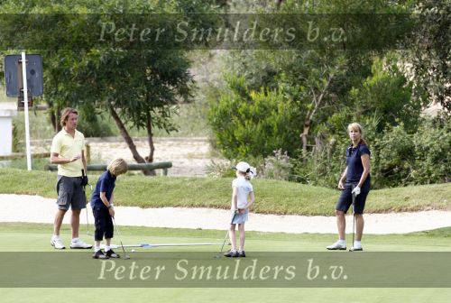 Faro 5 mei 2008
Linda de Mol Julian Noah en Jeroen Rietbergen aan het golfen tijdens hun vakantie op vale do lobo.
Peter Smulders bv
