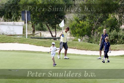 Faro 5 mei 2008
Linda de Mol Julian Noah en Jeroen Rietbergen aan het golfen tijdens hun vakantie op vale do lobo.
Peter Smulders bv