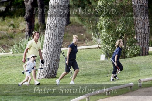 Faro 5 mei 2008
Linda de Mol Julian Noah en Jeroen Rietbergen aan het golfen tijdens hun vakantie op vale do lobo.
Peter Smulders bv