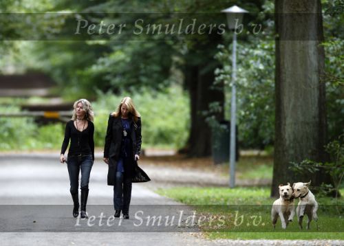 Huizen en Bussum 8 september 2007
Linda de Mol laat met vriendin de hond uit en gaat daarna winkelen.