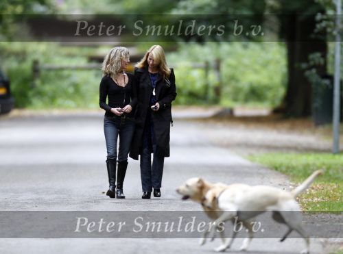 Huizen en Bussum 8 september 2007
Linda de Mol laat met vriendin de hond uit en gaat daarna winkelen.