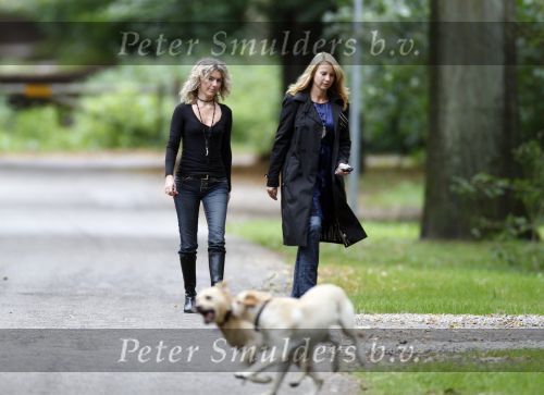 Huizen en Bussum 8 september 2007
Linda de Mol laat met vriendin de hond uit en gaat daarna winkelen.
