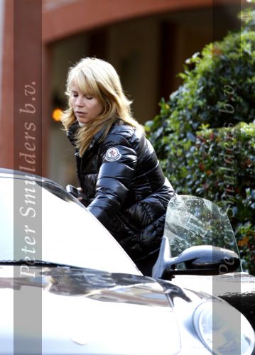 Laren 11 november 2007
Linda de Mol met dochter Noa in Laren met haar porsche.