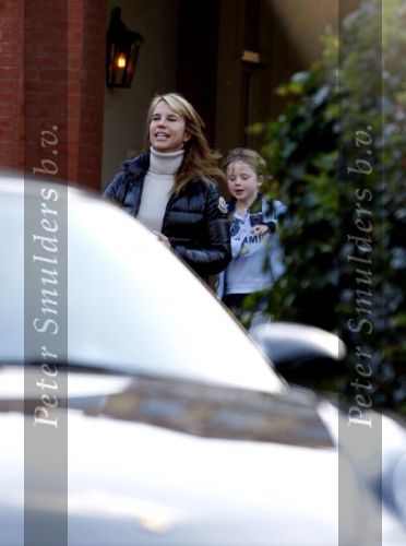 Laren 11 november 2007
Linda de Mol met dochter Noa in Laren met haar porsche.