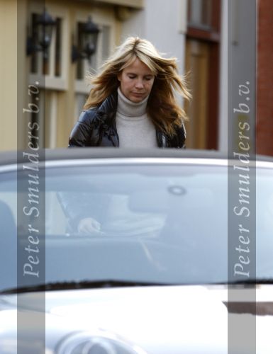 Laren 11 november 2007
Linda de Mol met dochter Noa in Laren met haar porsche.
