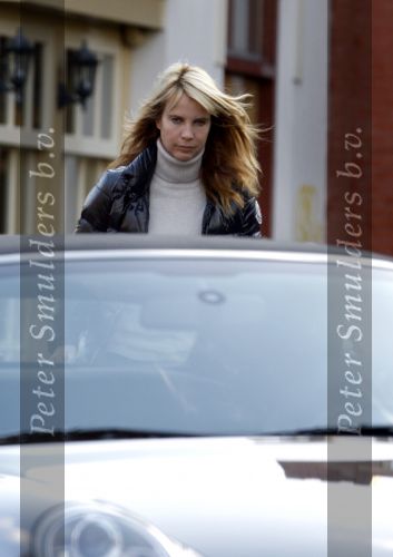 Laren 11 november 2007
Linda de Mol met dochter Noa in Laren met haar porsche.