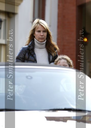 Laren 11 november 2007
Linda de Mol met dochter Noa in Laren met haar porsche.