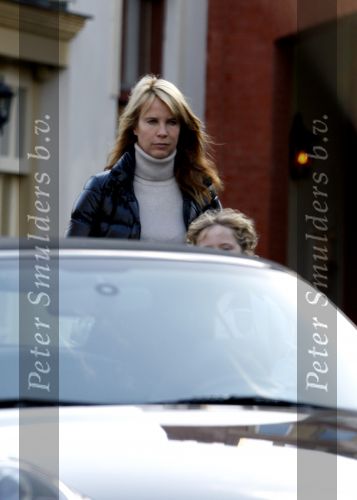 Laren 11 november 2007
Linda de Mol met dochter Noa in Laren met haar porsche.