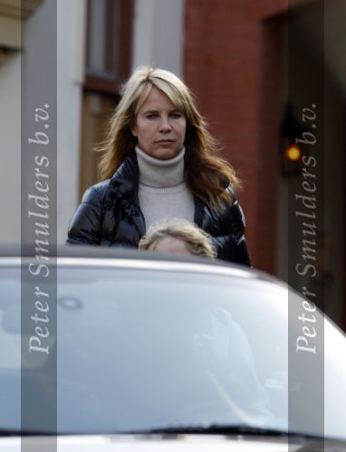 Laren 11 november 2007
Linda de Mol met dochter Noa in Laren met haar porsche.