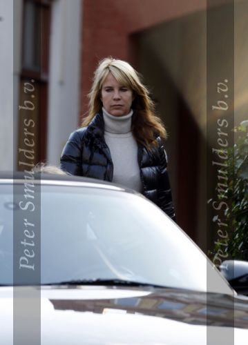 Laren 11 november 2007
Linda de Mol met dochter Noa in Laren met haar porsche.