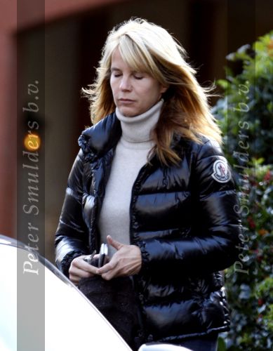 Laren 11 november 2007
Linda de Mol met dochter Noa in Laren met haar porsche.