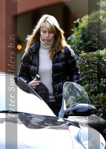 Laren 11 november 2007
Linda de Mol met dochter Noa in Laren met haar porsche.