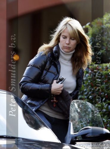 Laren 11 november 2007
Linda de Mol met dochter Noa in Laren met haar porsche.