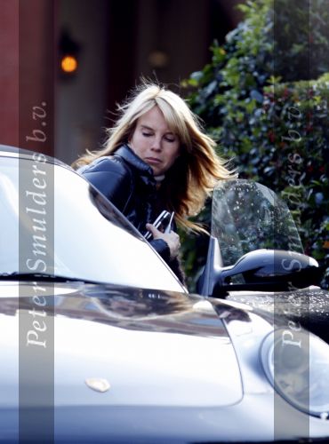 Laren 11 november 2007
Linda de Mol met dochter Noa in Laren met haar porsche.