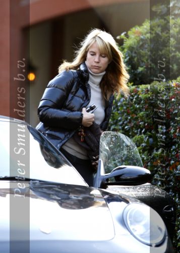 Laren 11 november 2007
Linda de Mol met dochter Noa in Laren met haar porsche.