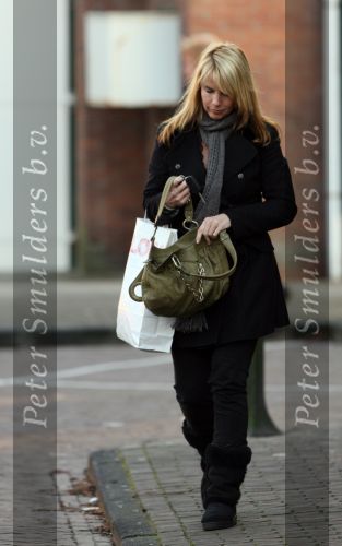 Laren 12 januari 2008
Linda de Mol boodschappen doen in Laren met haar nieuwe range rover.