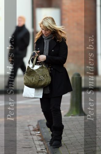 Laren 12 januari 2008
Linda de Mol boodschappen doen in Laren met haar nieuwe range rover.