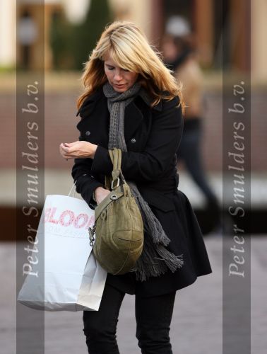 Laren 12 januari 2008
Linda de Mol boodschappen doen in Laren met haar nieuwe range rover.