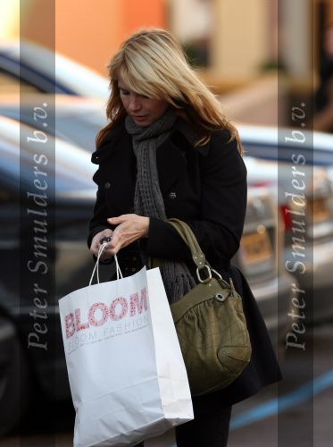 Laren 12 januari 2008
Linda de Mol boodschappen doen in Laren met haar nieuwe range rover.