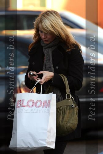 Laren 12 januari 2008
Linda de Mol boodschappen doen in Laren met haar nieuwe range rover.