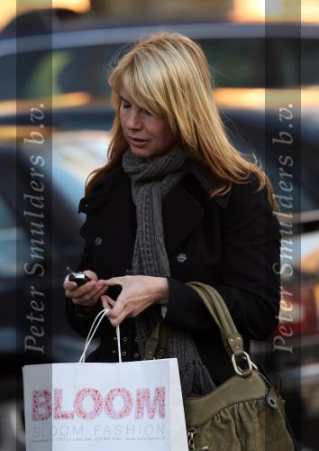 Laren 12 januari 2008
Linda de Mol boodschappen doen in Laren met haar nieuwe range rover.