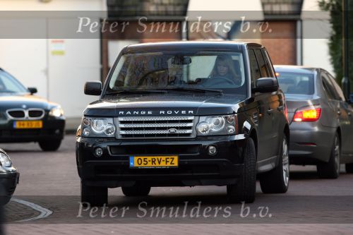 Laren 12 januari 2008
Linda de Mol boodschappen doen in Laren met haar nieuwe range rover.