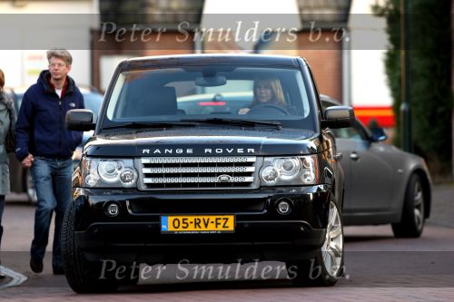 Laren 12 januari 2008
Linda de Mol boodschappen doen in Laren met haar nieuwe range rover.