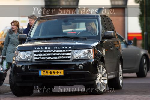 Laren 12 januari 2008
Linda de Mol boodschappen doen in Laren met haar nieuwe range rover.