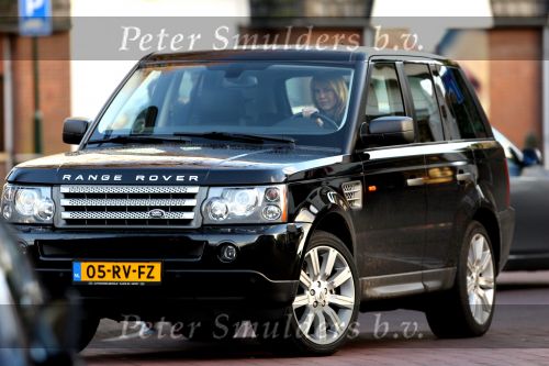 Laren 12 januari 2008
Linda de Mol boodschappen doen in Laren met haar nieuwe range rover.