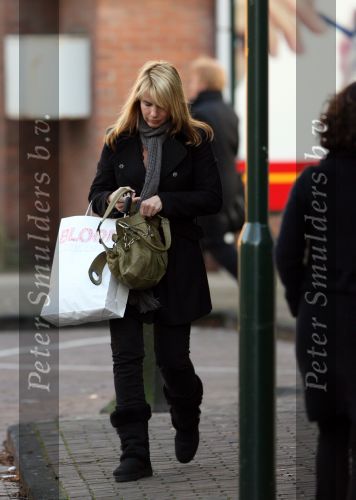 Laren 12 januari 2008
Linda de Mol boodschappen doen in Laren met haar nieuwe range rover.