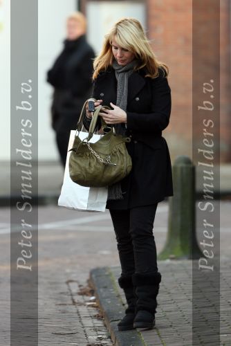 Laren 12 januari 2008
Linda de Mol boodschappen doen in Laren met haar nieuwe range rover.