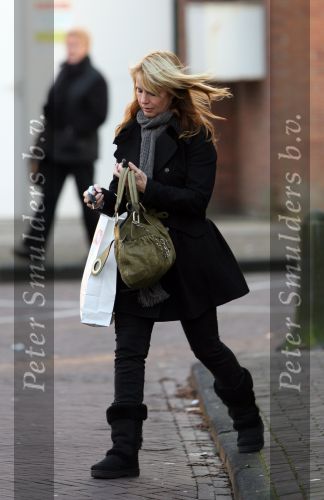 Laren 12 januari 2008
Linda de Mol boodschappen doen in Laren met haar nieuwe range rover.