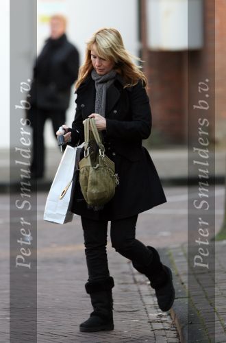 Laren 12 januari 2008
Linda de Mol boodschappen doen in Laren met haar nieuwe range rover.