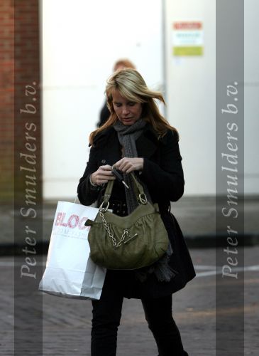 Laren 12 januari 2008
Linda de Mol boodschappen doen in Laren met haar nieuwe range rover.