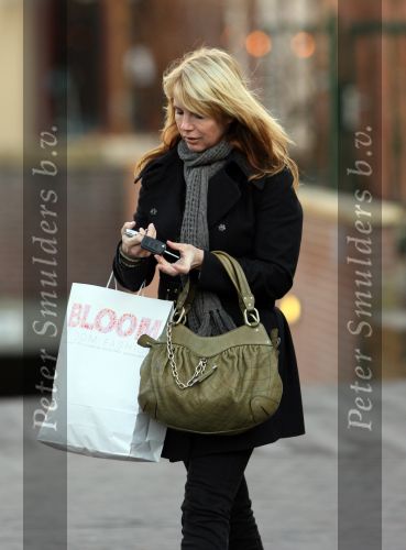 Laren 12 januari 2008
Linda de Mol boodschappen doen in Laren met haar nieuwe range rover.