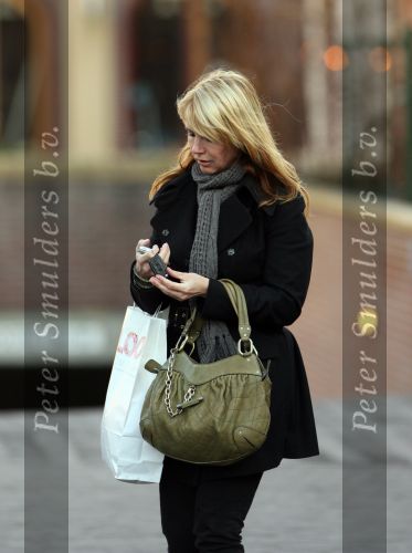 Laren 12 januari 2008
Linda de Mol boodschappen doen in Laren met haar nieuwe range rover.