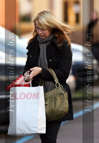 Laren 12 januari 2008
Linda de Mol boodschappen doen in Laren met haar nieuwe range rover.