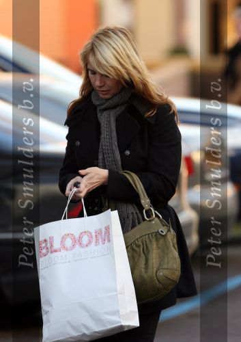 Laren 12 januari 2008
Linda de Mol boodschappen doen in Laren met haar nieuwe range rover.